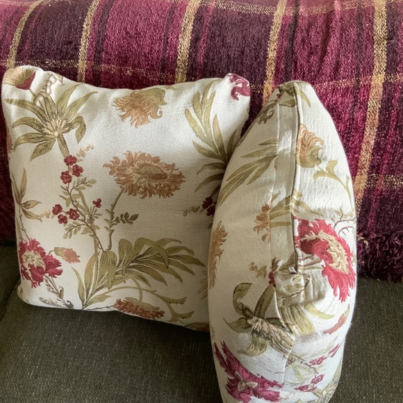 Accent pillows by La-Z-Boy floral on beige background 18” x 18” x 7” - Picture 4 of 6